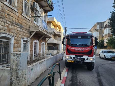 حيفا: انقاذ امرأة بعد أن حوصرت داخل منزلها جرّاء حريق في حيفا.